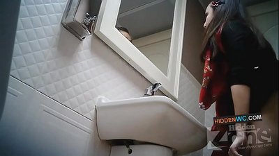 Skjult kameraopptak på dametoalettet (1)