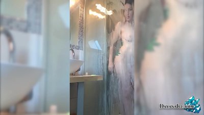 Baby med en saftig rumpe onanerer i dusjen