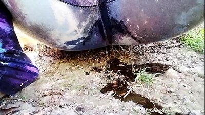 Pisser i gata! Kom og se på at LilKiwwiMonster blir trusene våte og tisser i jorda!