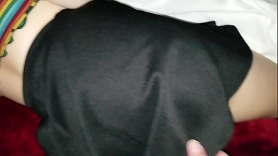 Sovende jomfru skolejentesøster får den stramme rumpa med fingrene