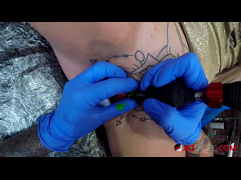 ❤️ Ekstremt tatovert hottie Sully Savage tok en tatovering på klitoris Pornovideo ved no.com-porn-mz.ru