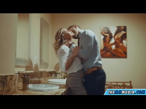 ❤️ Når en barmfagre blondine forfører deg på et offentlig toalett Pornovideo ved no.com-porn-mz.ru